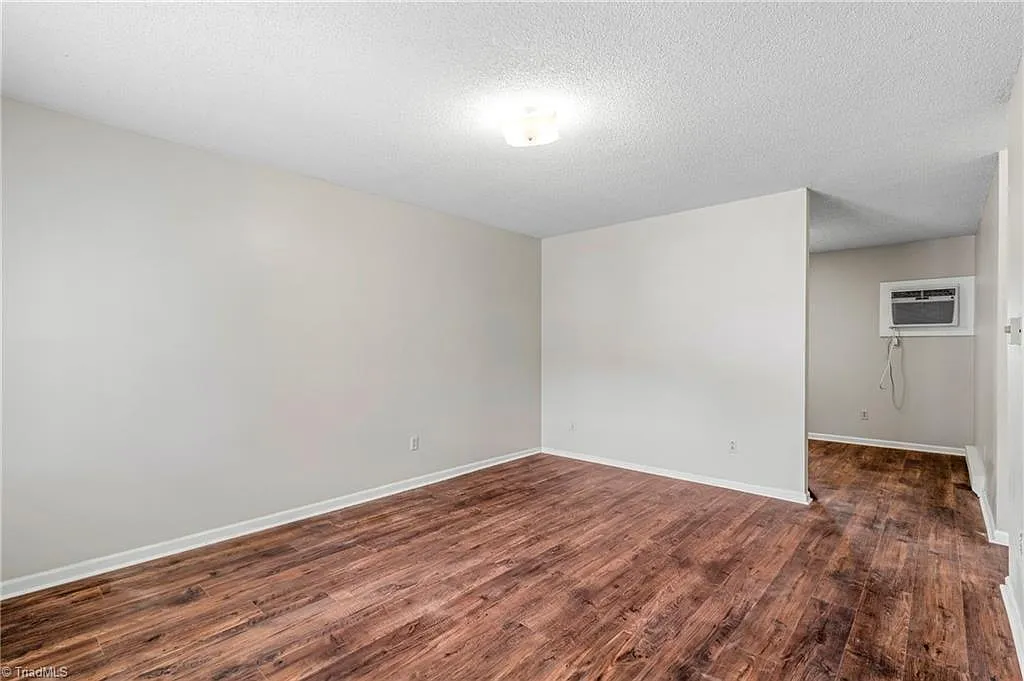 2 bed, 1.0 bath, 725 sqft, $925 — Photo 4