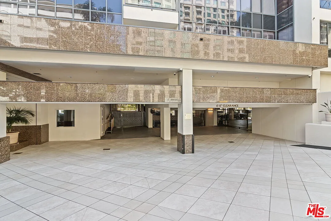 1 bed, 2.0 bath, 962 sqft, $5,450 — Photo 3
