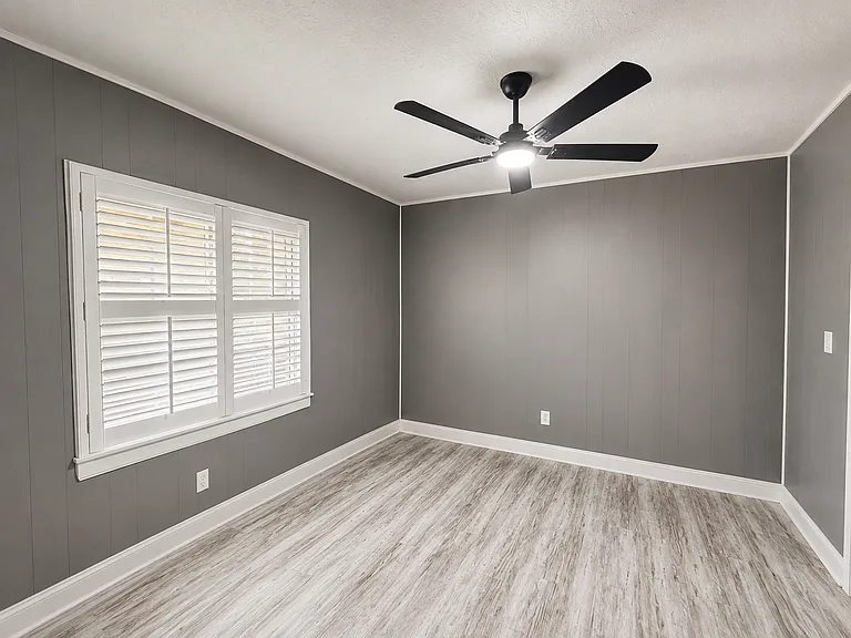 439 Saturn Ln W — Photo 3