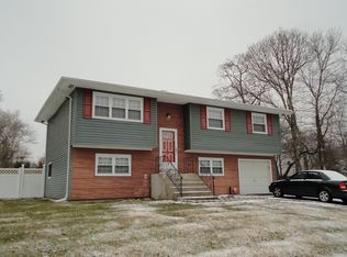 40 Golden Gate Dr, Shirley, NY 11967