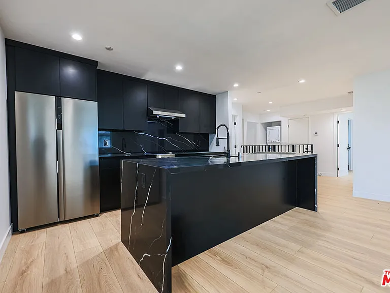 1525 S Carmelina Ave #1527 — Photo 4
