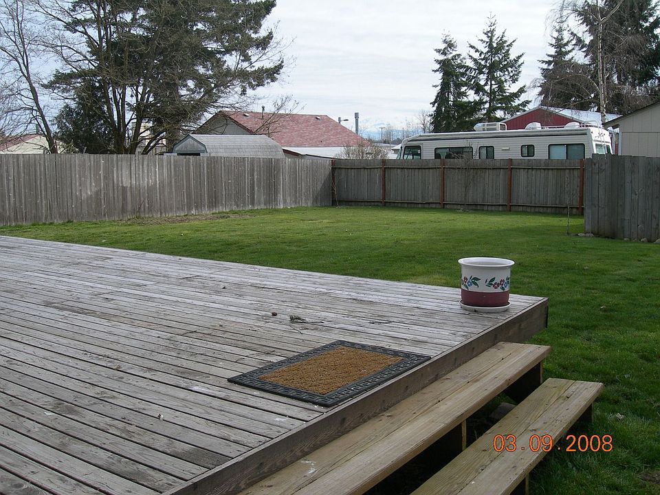 lg deck with fenced bk yd
