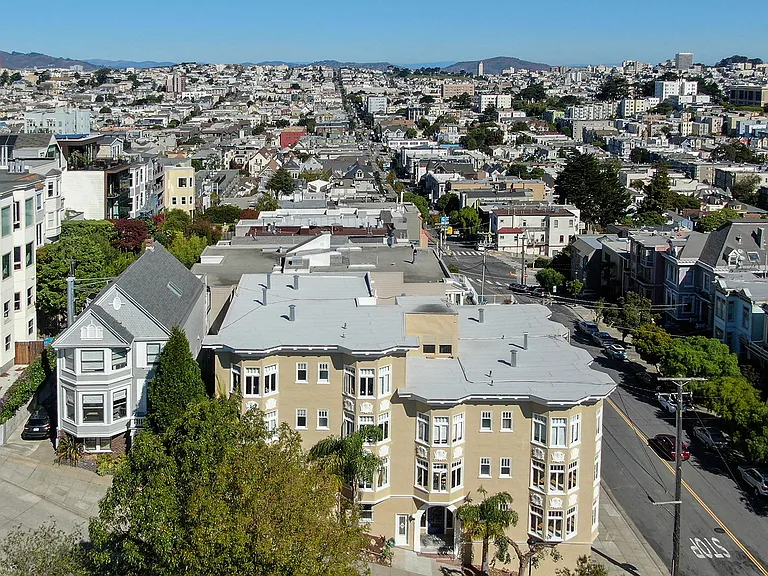 Side exterior view of the apartment building at 800 Duboce Ave, San Francisco, CA 94117, USA