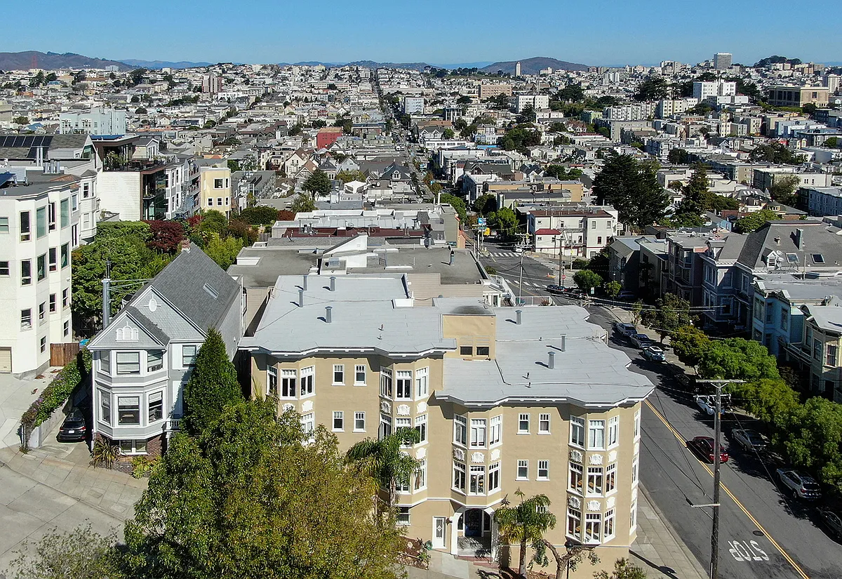 Side exterior view of the apartment building at 800 Duboce Ave, San Francisco, CA 94117, USA - 800 Duboce Avenue