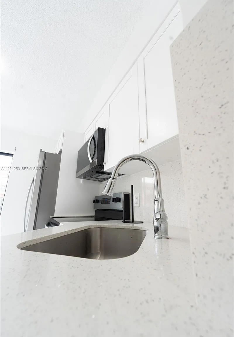 Alameda Tower I Condo — Photo 4