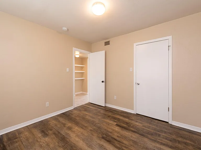 Twin Crest Dr — Photo 7