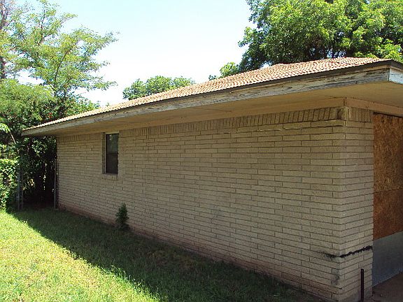 2nd image of 221 E Texas St
