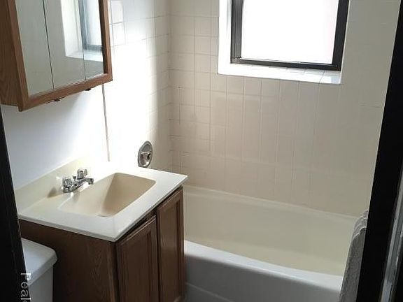 3rd image of 1457 W Cornelia Ave APT 2