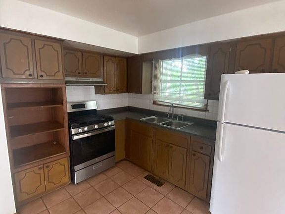 5th image of 1810 Trenton St