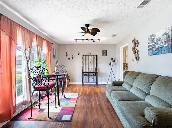 353 Brook Hollow Dr, Desoto, TX 75115