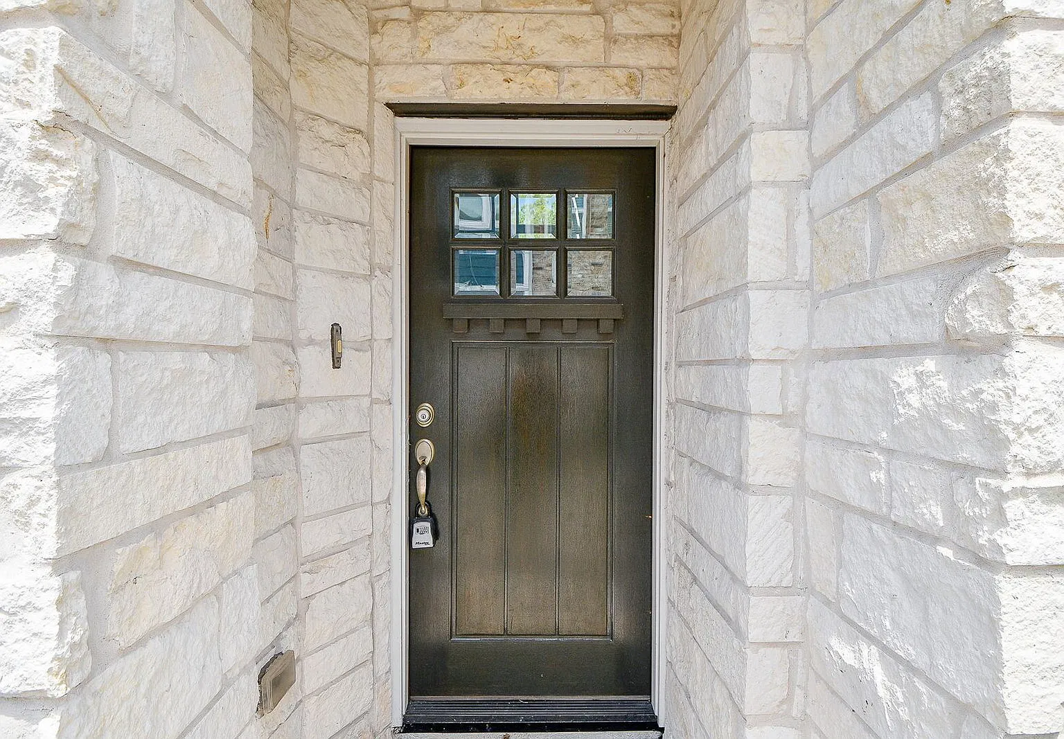 3 bed, 2.5 bath, 1872 sqft, $2,350 — Photo 3
