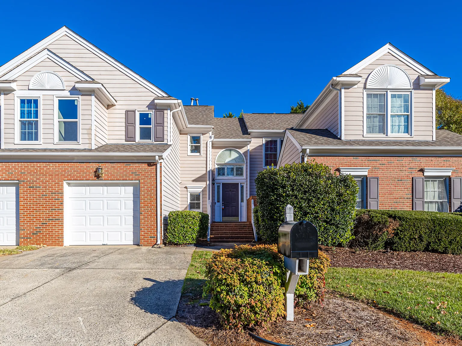 2 bed, 2.5 bath, 1483 sqft, $1,795 — Photo 1