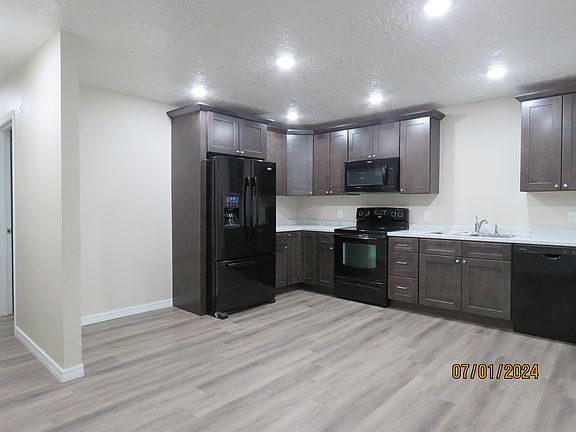 3rd image of 1002 W 18th Ln