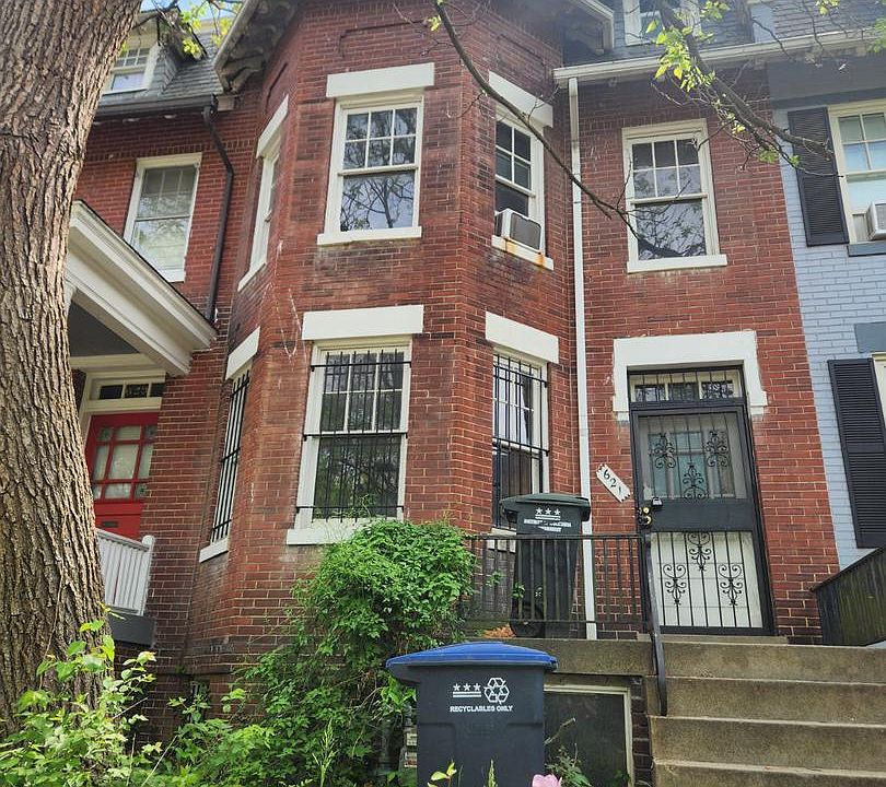 1st image of 621 Lexington Pl NE