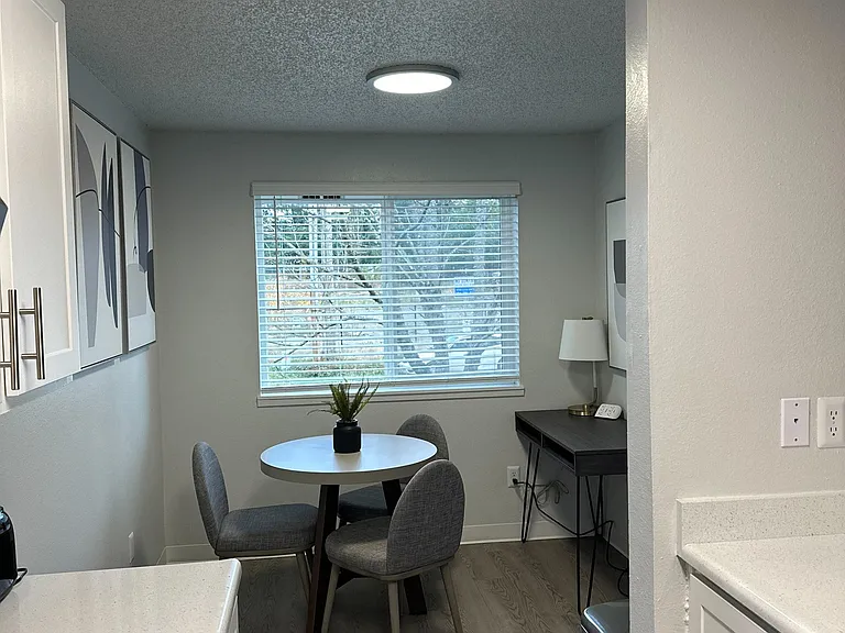 Sunset Park Apartments — Photo 8