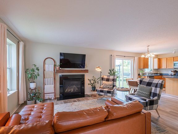 3rd image of 527 Summit Ln