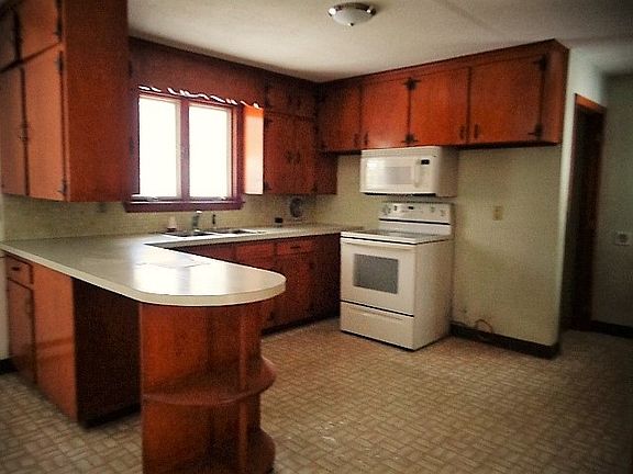 2nd image of 90 Mayflower Dr