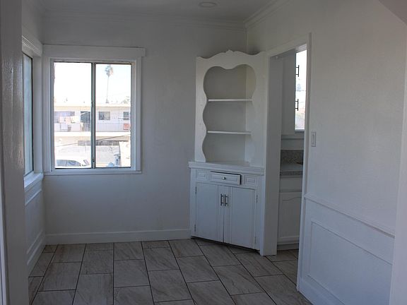 3rd image of 950 W 80th St