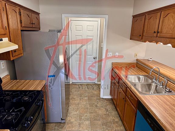 2nd image of 3485 Lakehurst Dr