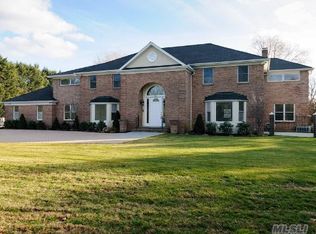 30 Overbrook Ln, Glen Head, NY 11545