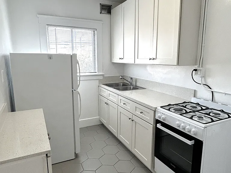 54 Rose Ave #7 — Photo 9