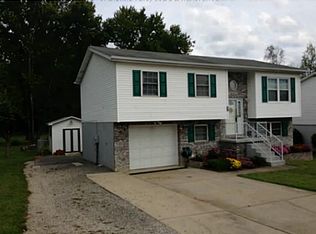 124 Hampton Ln, Hurricane, WV 25526