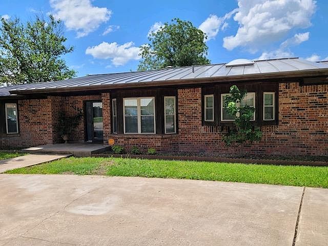 1st image of 1202 Oak Dr