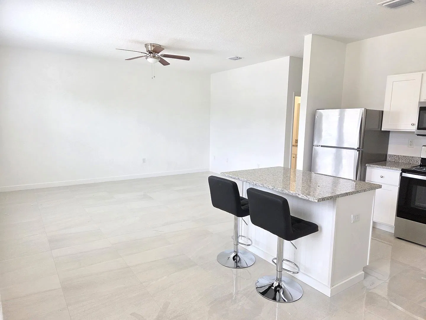 Beautiful Condo in Walkable Downtown Location — Photo 2