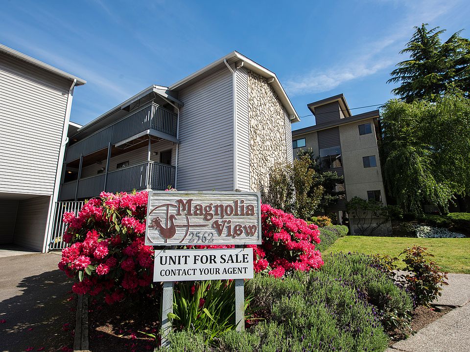 Magnolia View is a beautifully landscaped condo community with a great location.
