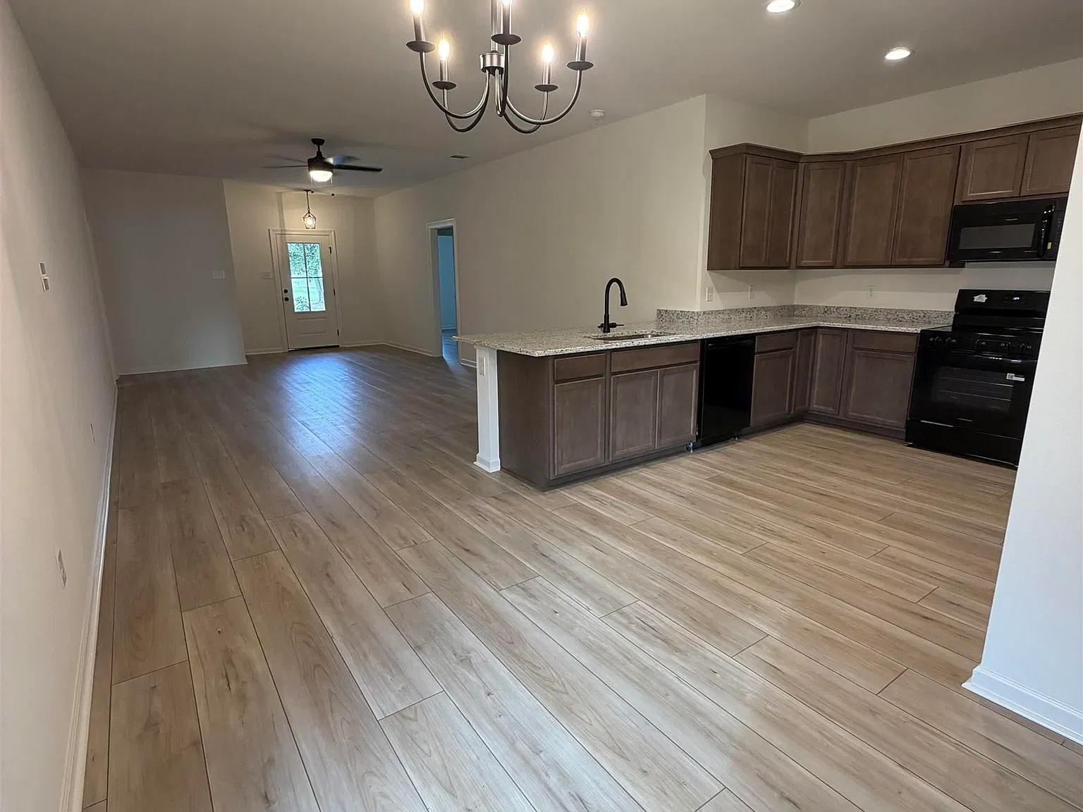 3 bed, 1388 sqft, $1,700 — Photo 4