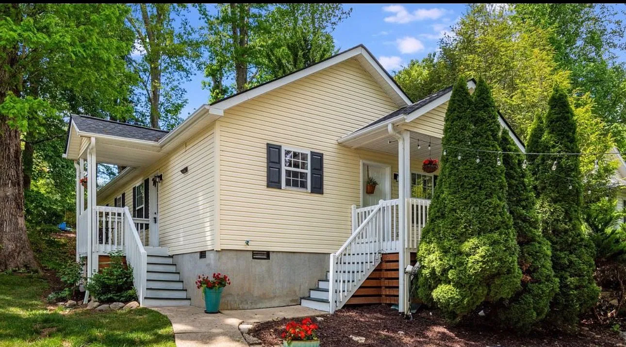 3 bed, 1090 sqft, $2,300 — Photo 1