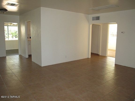 3rd image of 2210 N Chrysler Dr