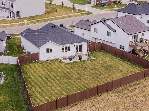 3rd image of 1142 Albert Ct W