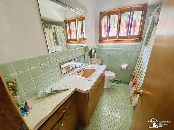 3rd image of 318 Oakwood St