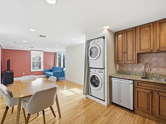 3rd image of 90 Court House Pl APT 2R
