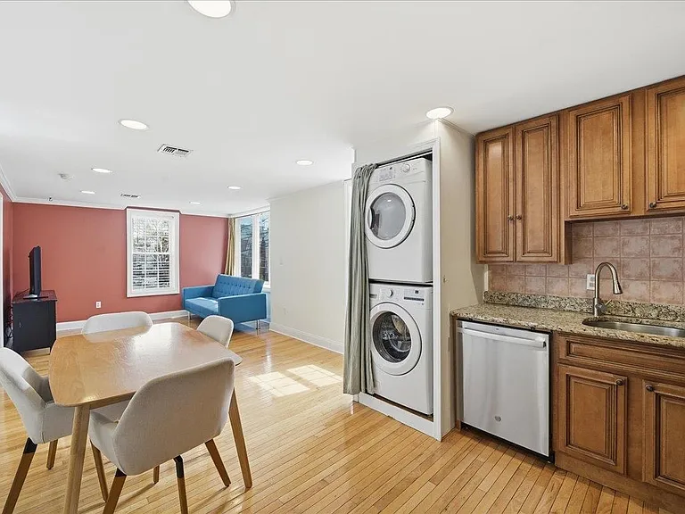 90 Court House Pl #2R — Photo 4