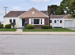 40 Maplewood Dr, Pawtucket, RI 02861