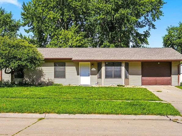 25 Bayberry Ln, North Liberty, IA 52317