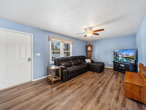 3rd image of 12518 Darrow Rd