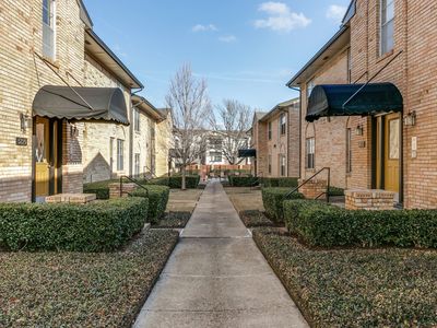 5831 Sandhurst Ln #A, Dallas, TX, 75206