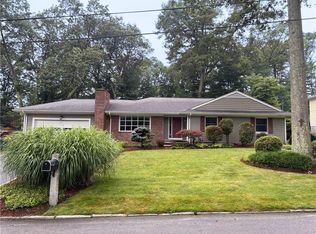 25 Maplecrest Dr, Smithfield, RI 02828