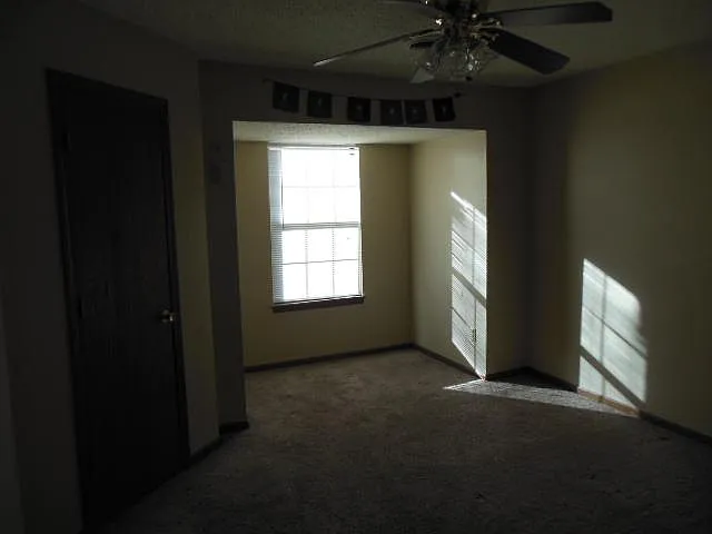 609 NE English Manor Dr #B — Photo 5