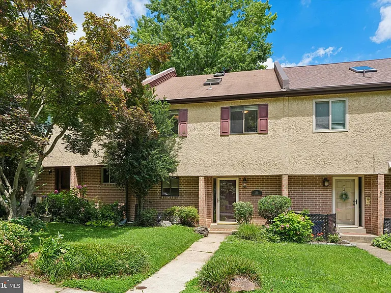156 Eaton Dr — Photo 2
