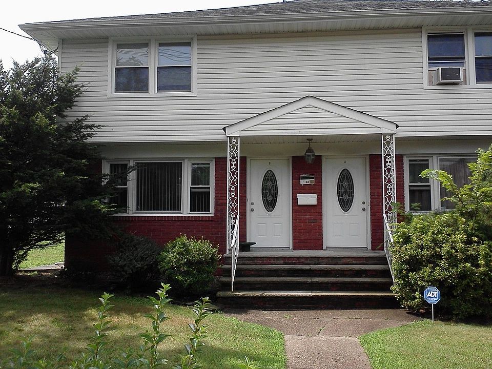 FRONT VIEW OF PROPERTY