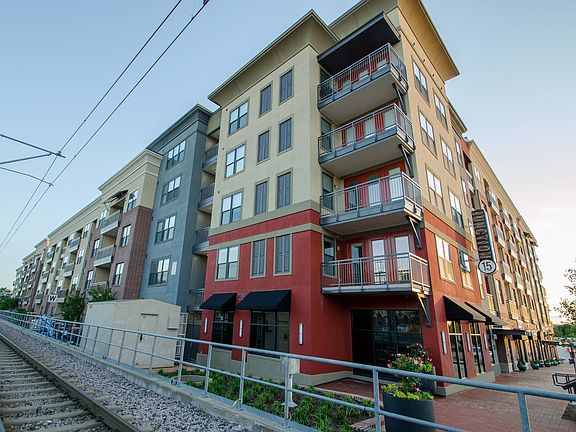 5th image of 930 E 15th St APT 568