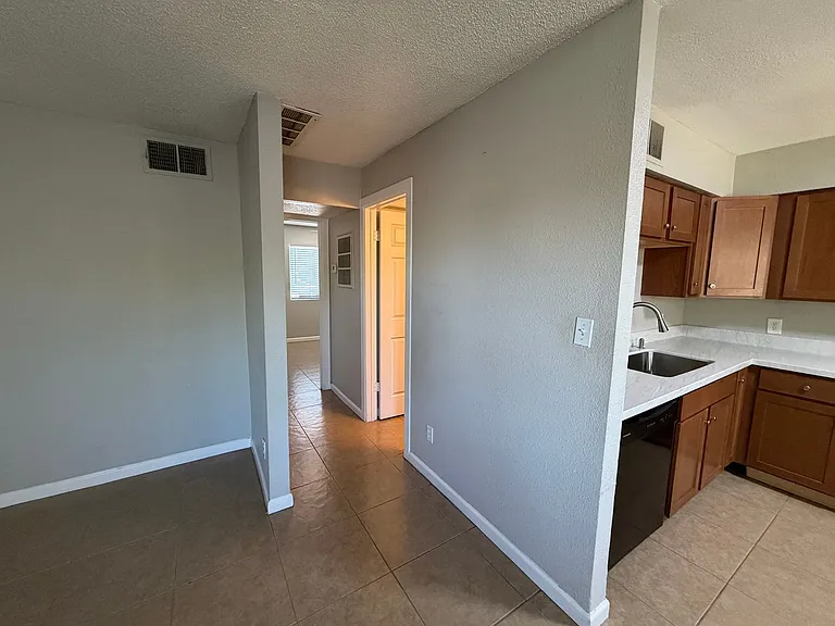 Twin Palms Apartments — Photo 5