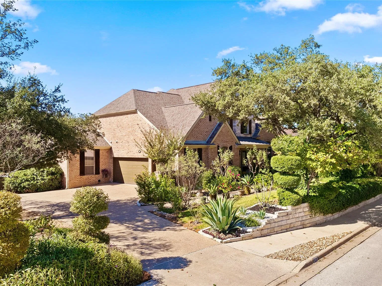 5 bed, 4.0 bath, 4413 sqft, $7,950 — Photo 3