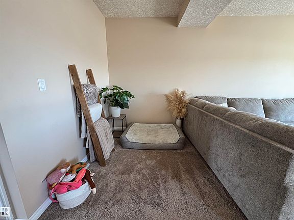 5th image of 5924 47th St