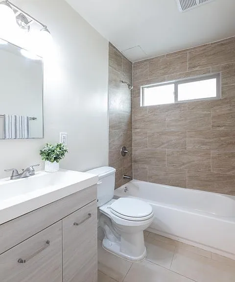 1222 W 39th St #16 — Photo 9
