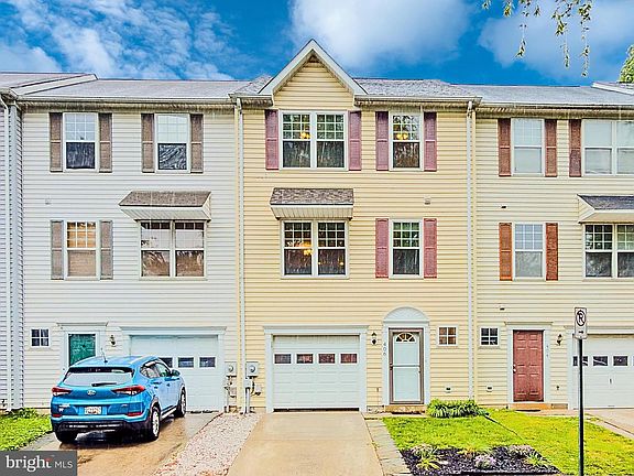 3rd image of 406 Blossom Ln